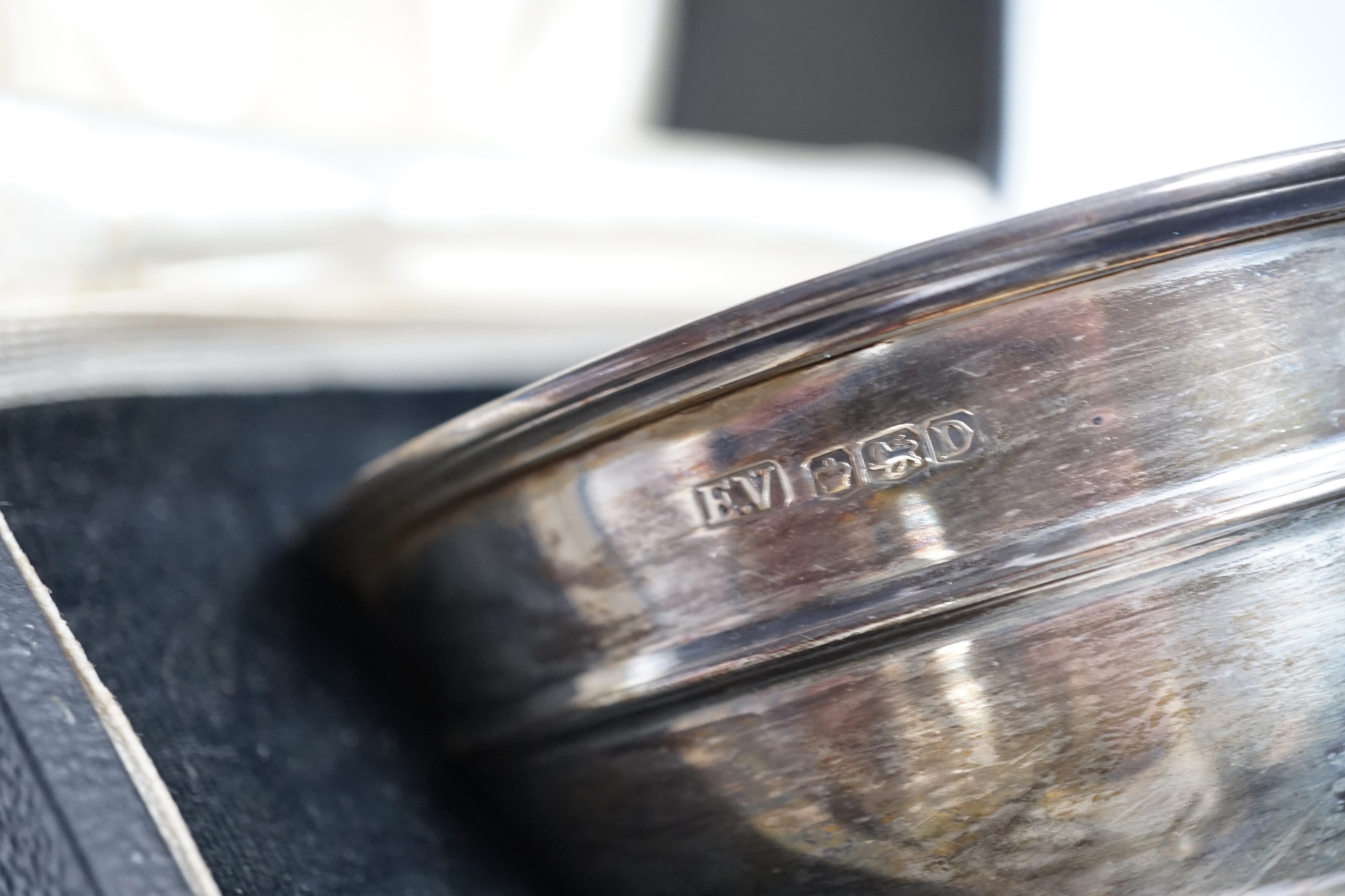 A George VI silver circular sugar bowl, Viners Ltd, Sheffield, 1946, diameter 10.9cm, 4.4oz, boxed